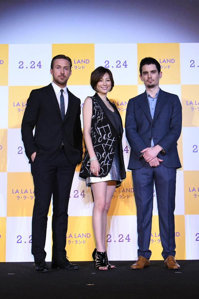 画像5: デイミアン・チャゼル監督&ライアン・ゴズリング来日 ダンサーが軽やかに舞う!ファン大熱狂! ライアンと監督が大サービスでファンとセルフィー! 音符柄のドレスで米倉涼子が感激の花束プレゼント 超豪華 ジャパンプレミアオフィシャルレポート