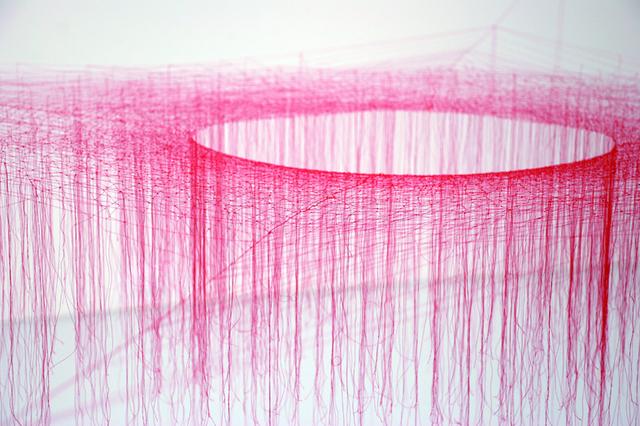 画像: 池内 晶子 《Knotted Thread-Red-h120cm》 2009 gallery21yo-jでの展示