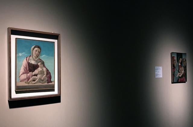 画像: 左:ジョヴァンニ・ベッリーニ 《聖母子(フリッツォーニの聖母)》1470 年頃、テンペラ、板(カンヴァスに移し替え)、52.5×43.2cm、ヴェネツィア、コッレール美術館 photo©cinefil