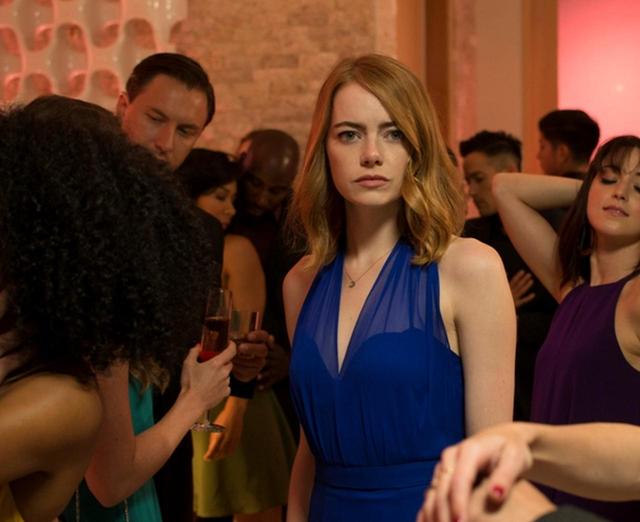 画像: エマ・ストーン © 2016 Summit Entertainment, LLC. All Rights Reserved. EW0001: Sebastian (Ryan Gosling) and Mia (Emma Stone) in LA LA LAND.Photo courtesy of Lionsgate.