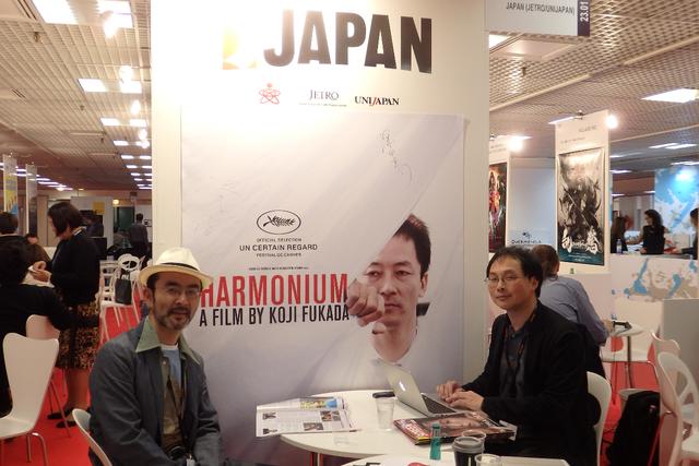 画像: ジャパンブースで深田監督(右)と古舘さんにバッタリ遭遇!Photo by Yoko KIKKA