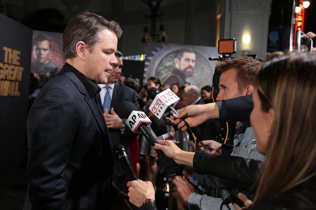 画像: 取材に答えるマット・デイモン