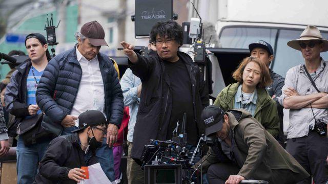 画像: 撮影中のポン・ジュノ監督 http://www.hancinema.net/photos-updated-cast-added-new-stills-and-on-the-set-images-for-the-upcoming-korean-american-south-african-movie-okja-102094.html