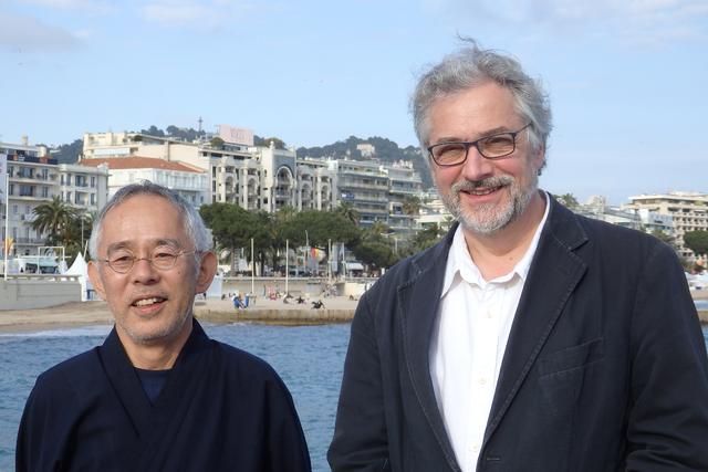 画像: 日本人報道陣に囲まれたマイケル監督と鈴木プロデューサー Photo by Yoko KIKKA
