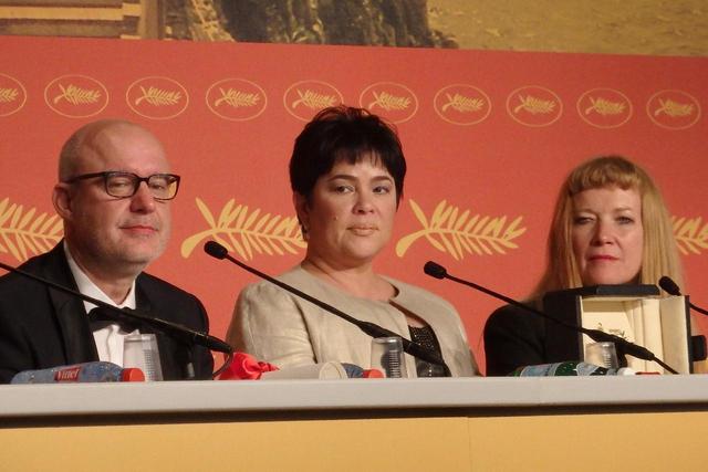 画像: 受賞者会見:左から短編パルムドールのフアンホ・ヒメネス監督、女優賞のジャクリン・ホセ、審査員賞のアンドレア・アーノルド監督 Photo by Yoko KIKKA