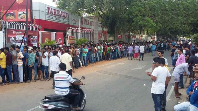 画像: http://www.vishwagujarat.com/entertainment/baahubalis-ticket-line-in-hyderabad-yesterday-was-a-kilometre-long/
