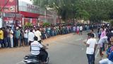 画像: http://www.vishwagujarat.com/entertainment/baahubalis-ticket-line-in-hyderabad-yesterday-was-a-kilometre-long/