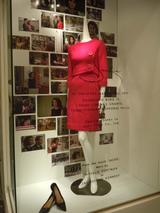 画像: ■横浜店ではジャッキーがホワイトハウス内を案内する TV 番組「A Tour of the White House with Mrs. John F. Kennedy」の際に着用された、こちらもジャッキーのイメージを象徴する暗紅色のツーピース。