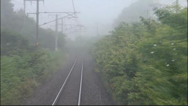 画像: 霧で覆われた三沢 不思議な寺山ワールドに入っていく motion-gallery.net