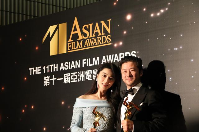 画像: アジアのアカデミー賞となる主演男優賞を2年連続制した浅野忠信と主演女優賞の中国を代表する女優のファン・ビンビン ©Asian Film Awards