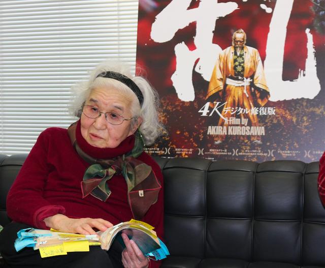 画像: 野上照代さん 伊丹万作との文通が縁でその遺児・岳彦(故伊丹十三)の世話役となる。1950年、「羅生門」の記録係として黒澤明監督と出会う。以後、「白痴」(1951年)を除く黒澤監督の全作品に参加する。著書に『天気待ち・黒澤明とともに』(文藝春秋)『蜥蜴のしっぽ とっておき映画の話』(文藝春秋)、山田洋次監督が映画化した『母べえ』(中央公論新社)などがある。第5回読売「女性ヒューマン・ドキュメンタリー」大賞・優秀賞、第34回日本アカデミー賞・協会特別賞、第2回京都国際映画祭・牧野省三賞、第28回川喜多賞などを受賞。