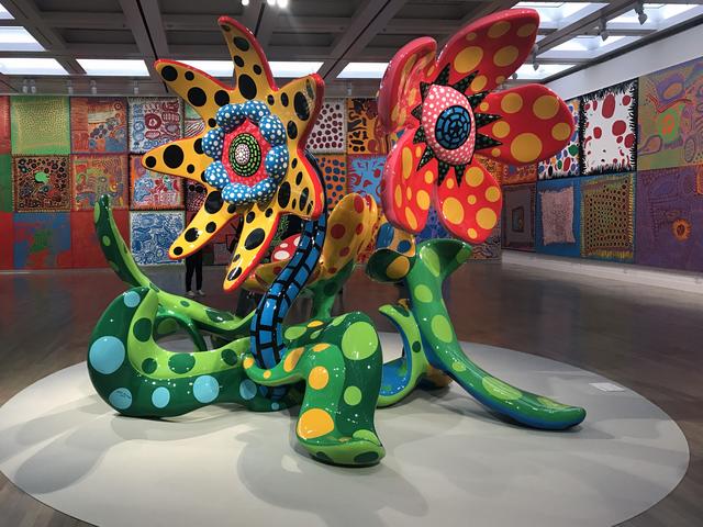 画像: 会場風景 中央のオブジェ 左:《明日咲く花》2016年、右:《真夜中に咲く花》2010年 いずれも作家蔵 周囲:大型の絵画シリーズ《わが永遠の魂》 photo©cinefil