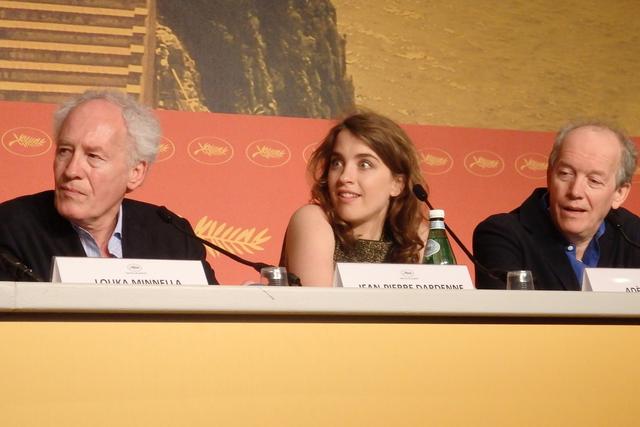 画像: カンヌ国際映画祭の公式記者会見(5/18:現地時間):左からジャン=ピエール・ダルデンヌ監督(兄)、アデル・エネル、リュック・ダルデンヌ監督(弟) Photo by Yoko KIKKA