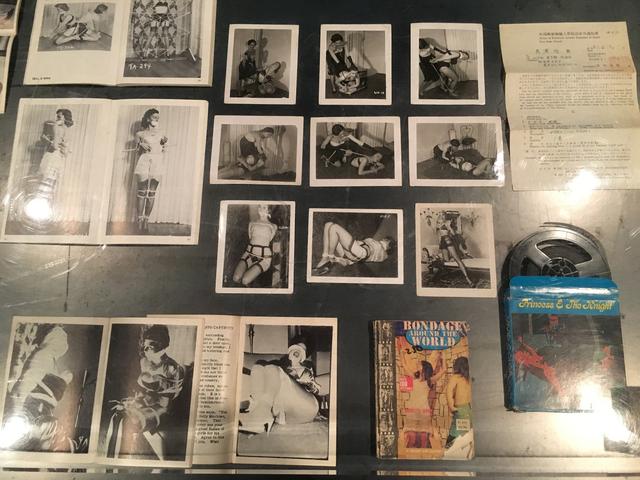 画像: アーヴィング・クロウのボンデージ生写真や60年代前半に製作された8mmポルノ・アニメの実物展示