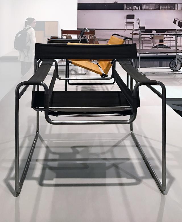 画像: 最初期の《クラブチェア B3》1925-26年 バウハウス家具工房(デッサウ、ドイツ) 宇都宮美術館蔵 パイプを熔接して構成。 photo©cinefil
