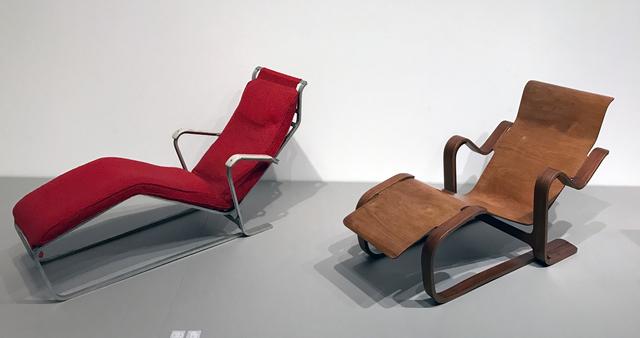 画像: 左:《ロングチェア》1932年 ミサワホーム株式会社蔵、右:《アイソコン・ロングチェア BC1》1935-36年 ヴィトラ・デザイン・ミュージアム蔵 photo©cinefil