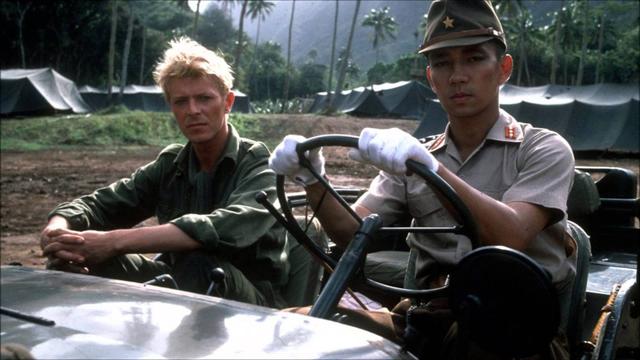 画像: 「戦場のメリークリスマス」でのデヴィッド・ボウイと坂本龍一(Quad Cinemaのツイッターより) twitter.com