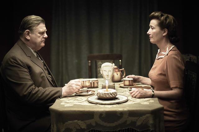 画像1: © X Filme Creative Pool GmbH / Master Movies / Alone in Berlin Ltd / Pathé Production / Buffalo Films 2016