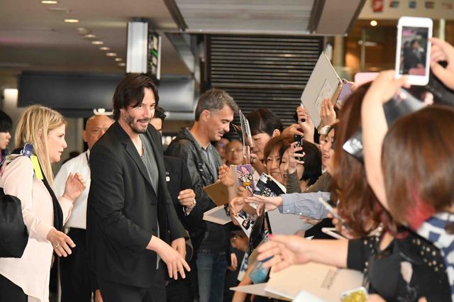 画像: ファンに囲まれるキアヌ・リーブスとチャド・スタエルスキ監督