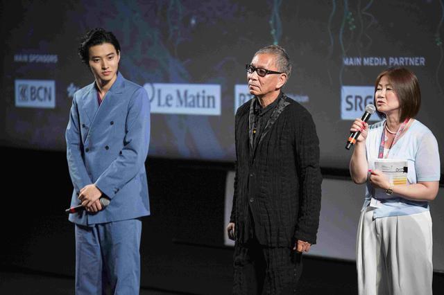 画像: 左より山﨑賢人、三池崇史監督