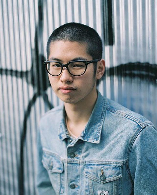 画像: KEISUKEYOSHIDA 1991年東京都生まれ。立教大学文学部卒業。 ここのがっこう、ESMOD JAPON「AMI」にてファッションを学ぶ。 15A/WよりKEISUKEYOSHIDAとして活動を開始。 「東京ニューエイジ」に参加しランウェイ形式でコレクションを発表。 16S/SよりMercedes-Bens Fashion Week TOKYOに参加。
