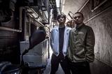 画像: MOROHA 2008年に結成されたMCのアフロとGtのUKからなる2人組。結成 当初は、渋谷Familyや池袋Bedなど、HIPHOPクラブイベントをメインにLIVEを行うが、生音でビートのない編成ゆえ出演者やオーディエンスから冷ややかな視線を浴びていた。こうした現場を通して屈強な精神力を養う。言葉から汗が滲み出る程に熱量を持ったラップ、そしてギター1本だからこそ際立つUKの繊細かつ獰猛なギターフレーズ。個々の持ち味を最大限に生かす為、このMC×Gtという最小編成にこだわる。抽象的な表現を一切使わず、思いの丈を言い切るそのスタイルとリリックは、賛否両論を巻き起こしている。鬼気迫るLIVEはあなたにとって毒か薬か。雪国 信州信濃から冷えた拳骨振り回す。