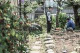 画像: 『枝葉のこと』の1シーン、二ノ宮監督の本当の実家の庭で監督の父親と話す(写真・Pardolive.ch)