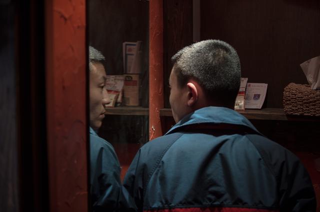 画像: 『枝葉のこと』の1シーン、洗面所でフットため息をつき鏡を見る(写真・Pardolive.ch)