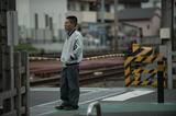 画像: 『枝葉のこと』の1シーン、立っているだけで内面がにじみ出るような二ノ宮監督演じる主人公 (写真・Pardolive.ch)