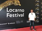 画像: ロカルノ国際映画祭のシンボル、豹の模様の前で(近浦監督提供)
