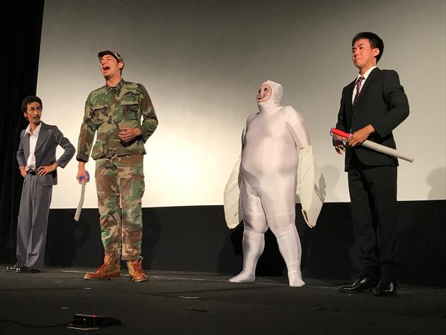 画像: 沖縄の演芸集団 FEC によるコント「お笑いカメジロー」