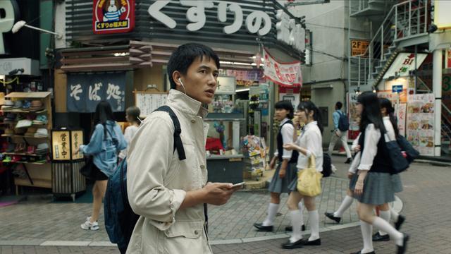 画像: 『SIGNATURE』 渋谷の街を、日本語を暗唱しながら歩く主人公。彼の顔から溢れ出る緊張感は、映画全体を覆う(近浦監督提供)