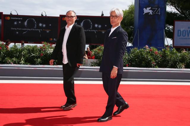 画像: レッドカーペットを歩くスティーブン・ノムラ・シブル監督と坂本龍一(左より)