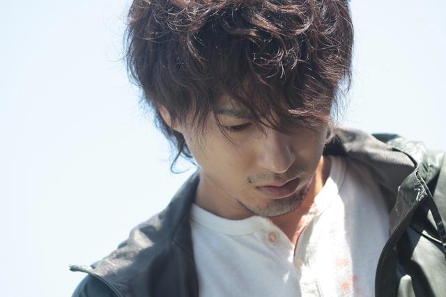 画像3: 【コメント】 『ヘヴンズ ストーリー』はこれまで7年の間、上映されてきました。 その間、見に来ていただいた方々、そして上映に携わっていただいた方々、ありがとうございます。 この7年の間で、時代も少し変わりました。 映像の需要は配信へと進み、モノとして映像を所有するということがいつ終わるかもしれないというのが趨勢です。 そんな時流の中、これが最後の機会とも考え、この映画をDVDやブルーレイとして、それぞれの場所で見ていただけるよう決めました。 映画上映にこだわってきましたが、これを機会に『ヘヴンズ ストーリー』の、また新しい体験が広がっていくことを期待します。 なお上映は、今後も続けていきたいと思っています。 そして、決して一元化でなく様々な選択肢のある状況を、引き続き目指していきたいと思っています。 瀬々敬久監督
