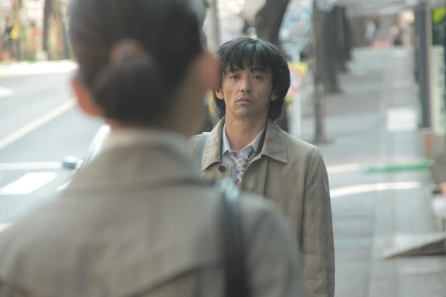 画像2: 【コメント】 『ヘヴンズ ストーリー』はこれまで7年の間、上映されてきました。 その間、見に来ていただいた方々、そして上映に携わっていただいた方々、ありがとうございます。 この7年の間で、時代も少し変わりました。 映像の需要は配信へと進み、モノとして映像を所有するということがいつ終わるかもしれないというのが趨勢です。 そんな時流の中、これが最後の機会とも考え、この映画をDVDやブルーレイとして、それぞれの場所で見ていただけるよう決めました。 映画上映にこだわってきましたが、これを機会に『ヘヴンズ ストーリー』の、また新しい体験が広がっていくことを期待します。 なお上映は、今後も続けていきたいと思っています。 そして、決して一元化でなく様々な選択肢のある状況を、引き続き目指していきたいと思っています。 瀬々敬久監督