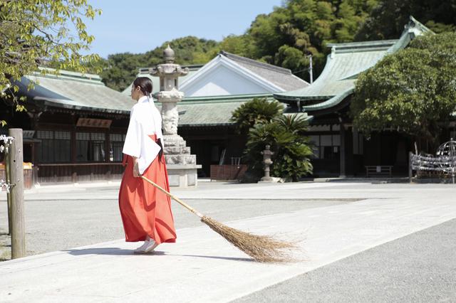 画像: 福岡県福津市の宮地嶽神社で巫女に挑戦-広瀬アリス