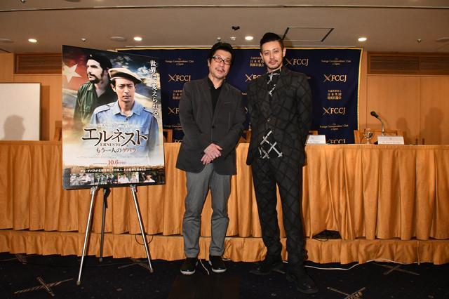 画像1: 左より阪本順治監督とオダギリジョー