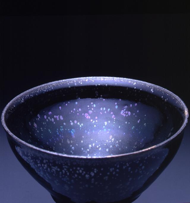 画像: 重要文化財「耀変天目」(ようへんてんもく) 南宋時代 12-13世紀 建窯 高6.5~6.6 口径11.8~12.1 高台径3.9cm 加賀・前田家伝来 大佛次郎旧蔵 展示:全期間