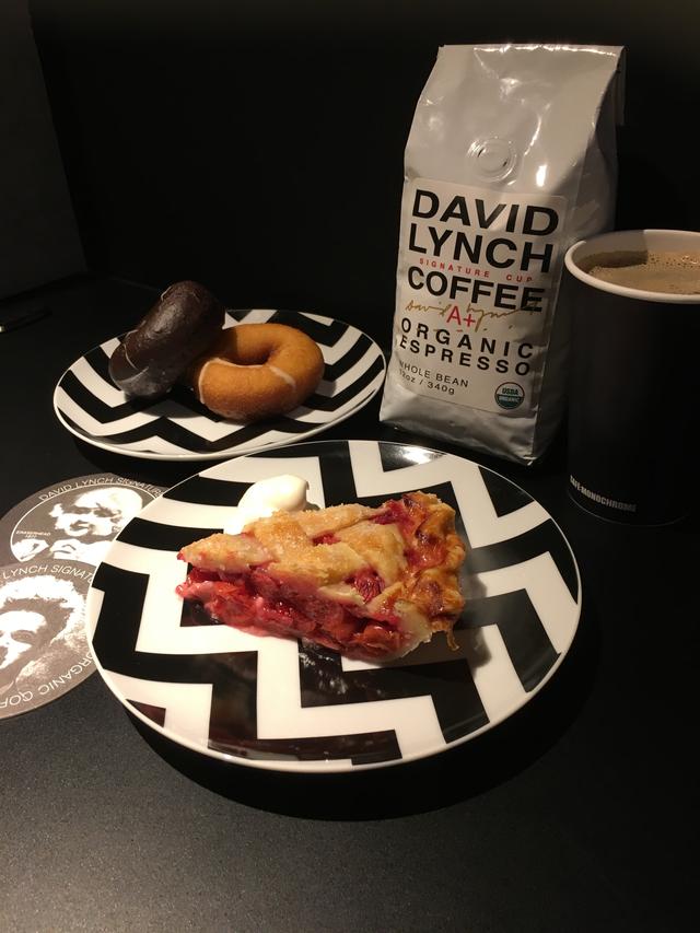 画像: 実際のリンチコーヒーのパッケージとチェリーパイとドーナッツ