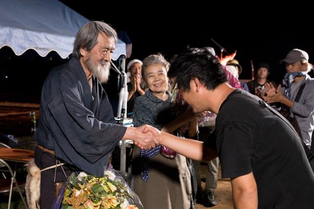 画像: 『モリのいる場所』メイキング写真 山﨑努と沖田監督の握手に笑顔の樹木希林 (c)2017「モリのいる場所」製作委員会