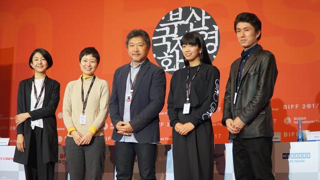 画像: 是枝監督を囲んで参加監督