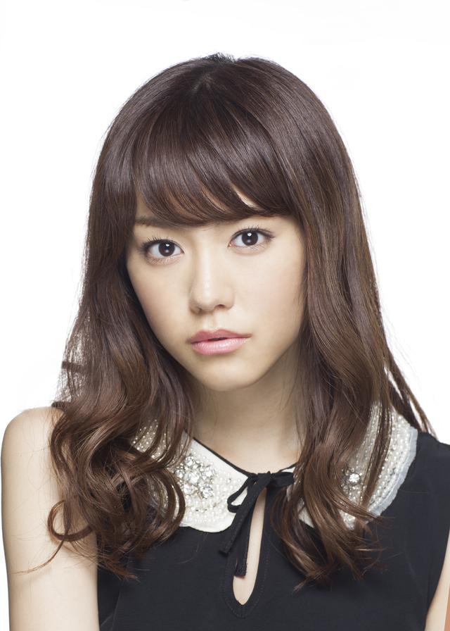 画像: 【主演 桐谷美玲 コメント】 -------------------------------------------------------------------------------------------------------------- 久しぶりの映画なのでドキドキします。2年前は高校生役をやっていた私が今度は総理大臣を目指す役ということで、時の流れを感じます。 失恋をきっかけに総理大臣を目指すという発想と行動力が私には全くないものだったので、面白いなと思いました。 今までの映画やドラマとはまた違った役を演じるので、監督についていきながら素敵なキャラクター像を作っていき、役の変化と共に私も成長した姿をみなさんに見せられたらと思います。 明るく、はきはきとしたキャラクターをテンポよく演じていきながら、頑張る女子の背中を押すような作品に出来たらと思います。 楽しみにしていてください。スクリーンでお会いしましょう --------------------------------------------------------------------------------------------------------------
