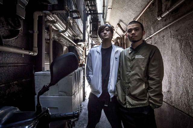 画像: 2008 年に結成された MC のアフロと Gt の UK からなる 2 人組。結成 当初は、渋谷 Family や池袋 Bed など、 HIPHOP クラブイベントをメインに LIVE を行うが、生音でビートのない編成ゆえ出演者やオーディエンスか ら冷ややかな視線を浴びていた。こうした現場を通して屈強な精神力を養う。言葉から汗が滲み出る程に熱 量を持ったラップ、そしてギター1 本だからこそ際立つ UK の繊細かつ獰猛なギターフレーズ。個々の持ち 味を最大限に生かす為、この MC×Gt という最小編成にこだわる。抽象的な表現を一切使わず、思いの丈を 言い切るそのスタイルとリリックは、賛否両論を巻き起こしている。鬼気迫る LIVE はあなたにとって毒か 薬か。雪国 信州信濃から冷えた拳骨振り回す。