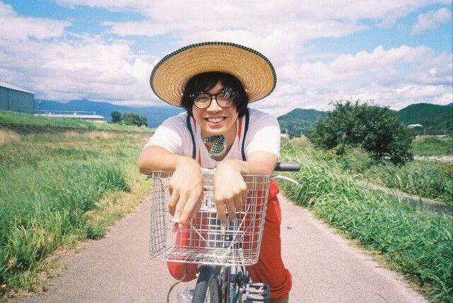 画像: 映像作家。高知県出身。ドキュメンタリーをベースに様々なミュージシャンの MV、ドキュメント作品を手 掛ける。2016 年に発表した、元カノとの 2 年間の日々を写真と映像で生々しく綴った MOROHA「バラ色の日々」 MV が話題を集める。2017 年 2 月、BiS のライバル“SiS” が消滅する様子を追ったドキュメンタリー映 画『WHO KiLLED IDOL ? ‒SiS 消滅の詩‒』で商業デビュー。そして、MOROHA のツアーに同行しながらお客 さんや家族の人生を MOROHA の音楽と照らし合わせた『劇場版 其ノ灯、暮ラシ』を発表。最新作は、BiSH の ドキュメンタリー映画『ALL YOU NEED is PUNK and LOVE』が 12 月 9 日に渋谷 HUMAX シネマほか全国の劇場 で順次公開。映画『アイスと雨音』のドキュメンタリーを担当している。