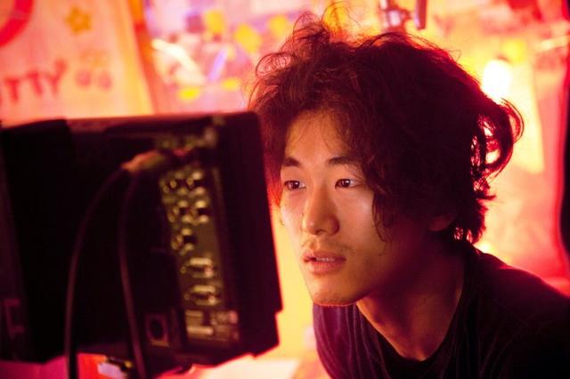 画像: 1985 年生まれ、福岡県出身。劇団ゴジゲン主宰、全作品の作・演出・出演を担う。09 年、NHK『ふたつのス ピカ』で同局最年少のドラマ脚本家デビュー。12 年、初監督作『アフロ田中』が公開。その後、『スイー トプールサイド』『自分の事ばかりで情けなくなるよ』など作品を発表し、『ワンダフルワールドエンド』 でベルリン国際映画祭出品、『私たちのハァハァ』でゆうばり国際ファンタスティック映画祭 2 冠受賞、『ア ズミ・ハルコは行方不明』は東京国際映画祭・ロッテルダム国際映画祭出品。クリープハイプやチャットモ ンチーや銀杏 BOYZ の MV を手がける。2017 年 1 月に放送されたドラマ 24『バイプレイヤーズ~もしも 6 人 の名脇役がシェアハウスで暮らしたら~』のメイン監督も務めている。