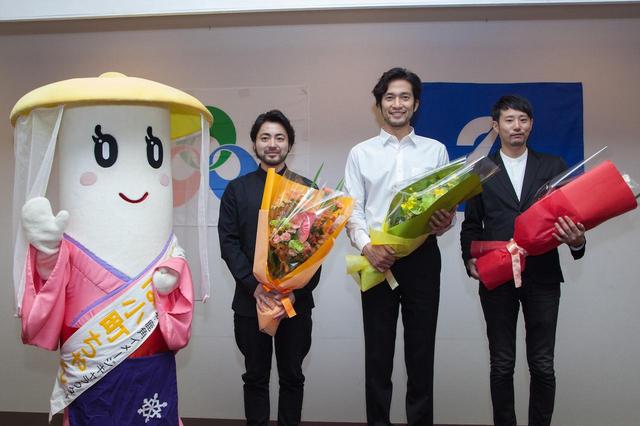 画像: 左より秋田県鹿角市のキャラクター小町ちゃん、山田孝之、阿部進之介、藤井道人監督