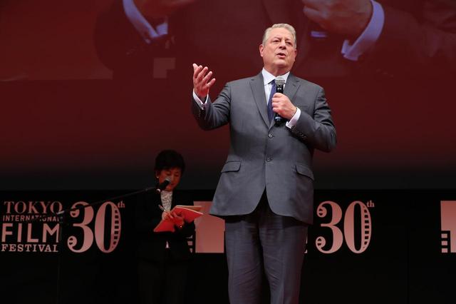 画像: ノーベル平和賞を受賞のアル・ゴア氏が壇上に登場