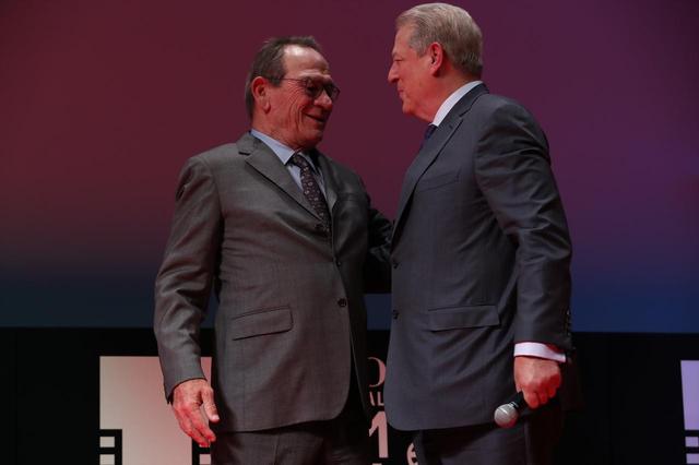 画像: 右よりアル・ゴア氏 (アメリカ元副大統領)とコンペティション国際審査員長:トミー・リー・ジョーンズ
