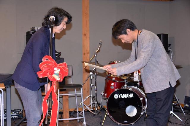 画像: ジャック&ベティ賞を梶原支配人から受け取る『カランコエの花』の助監督柴田徹也さん