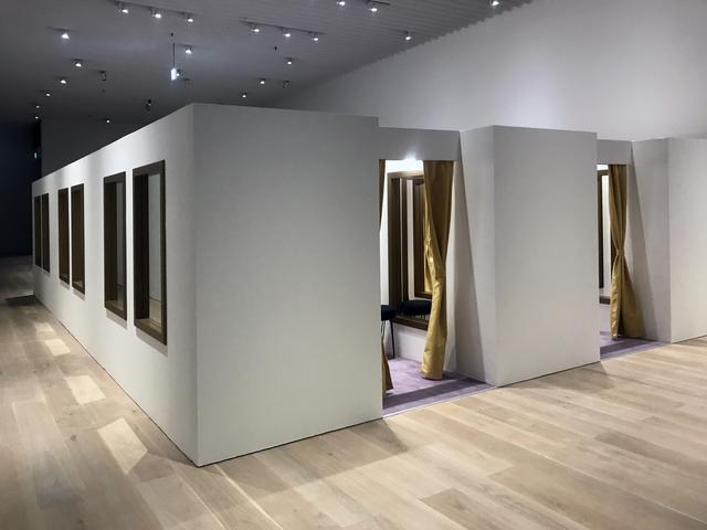 画像: 《試着室》 Changing Rooms 2008 パネル、フレーム、鏡、スツール、カーテン、照明 Panel, frame, mirror, stool, curtain, light サイズ可変| Dimensions variable Courtesy: Luciana Brito Galeria photo©cinefil:ms